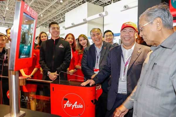 馬來西亞總理馬哈蒂爾細(xì)致的了解了固力保生物識別通道閘