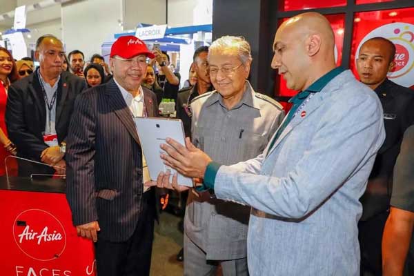 馬來西亞總理馬哈蒂爾細(xì)致的了解了固力保生物識別通道閘