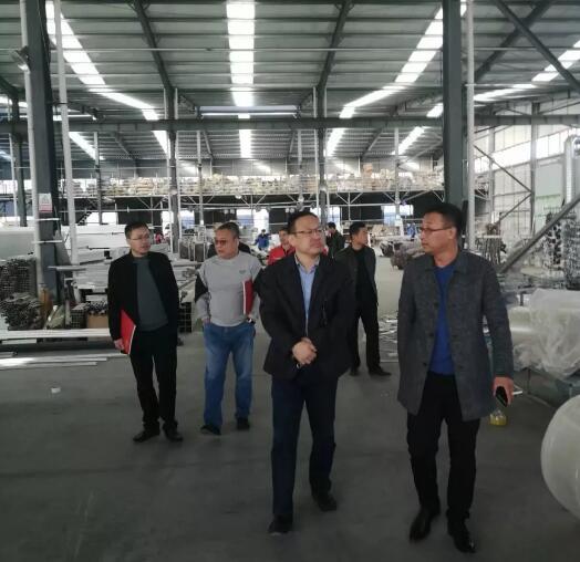 在高總的陪同下，協(xié)會一行參觀了昌茂鋁藝的生產(chǎn)車間及展廳