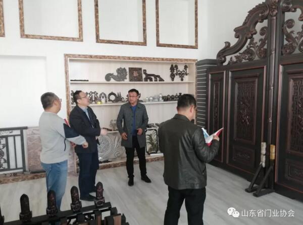 在高總的陪同下，協(xié)會一行參觀了昌茂鋁藝的生產(chǎn)車間及展廳