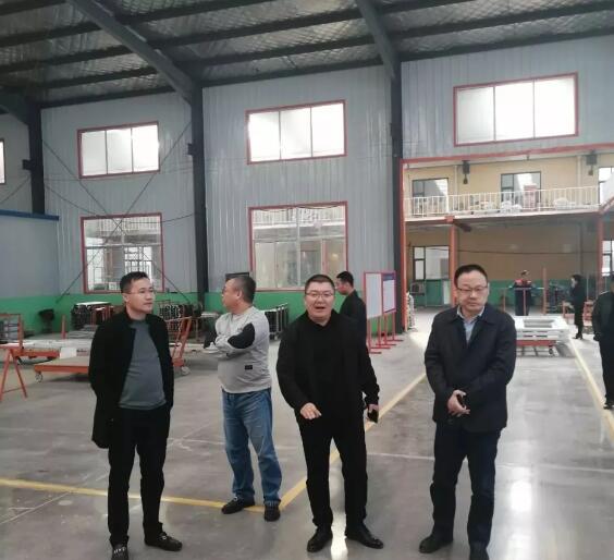 在陳總的陪同下，協(xié)會一行參觀企業(yè)生產(chǎn)車間