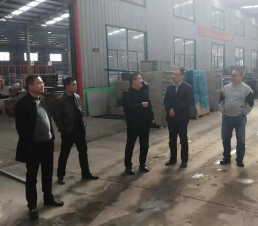在陳總的陪同下，協(xié)會一行參觀企業(yè)生產(chǎn)車間