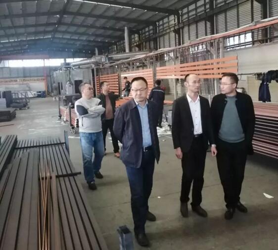 在張總的陪同下，協(xié)會一行參觀企業(yè)生產(chǎn)車間