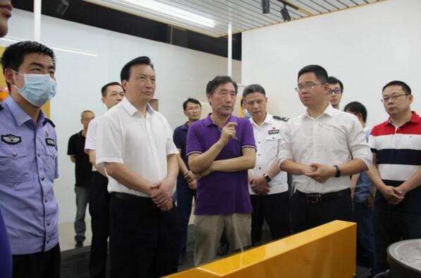 南昌市副市長、公安局局長萬秀奇贊賞百勝低壓驅(qū)動安全升降地柱