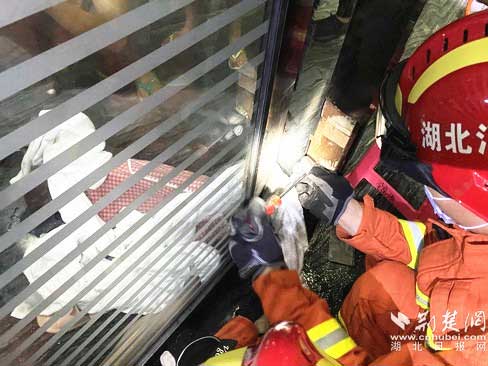 酒店旋轉(zhuǎn)門卡住住4歲女童右腿 