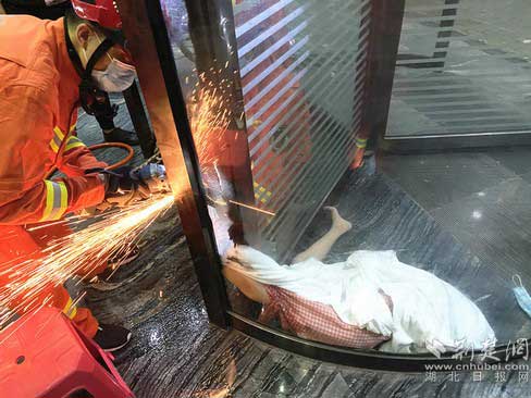 酒店旋轉(zhuǎn)門卡住住4歲女童右腿 
