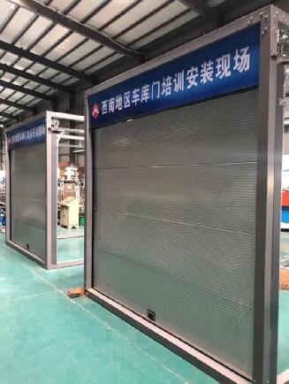 西南地區(qū)車庫(kù)門安裝現(xiàn)場(chǎng)