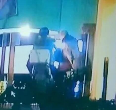 謝女士被打翻的視頻截圖