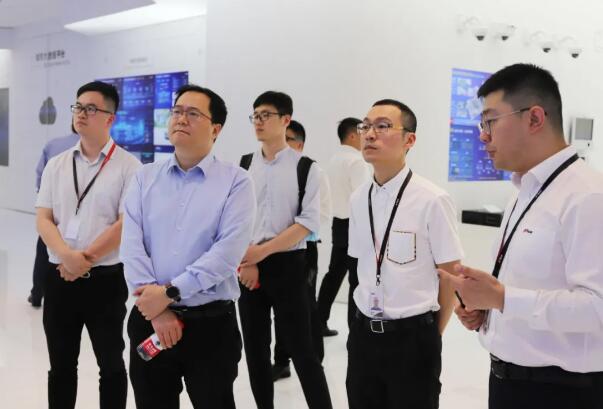董坤磊董事長(zhǎng)一行參觀大華科技展廳
