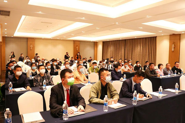 熵基資陽(yáng)營(yíng)銷服務(wù)中心開(kāi)業(yè)同期產(chǎn)品推介會(huì)現(xiàn)場(chǎng)