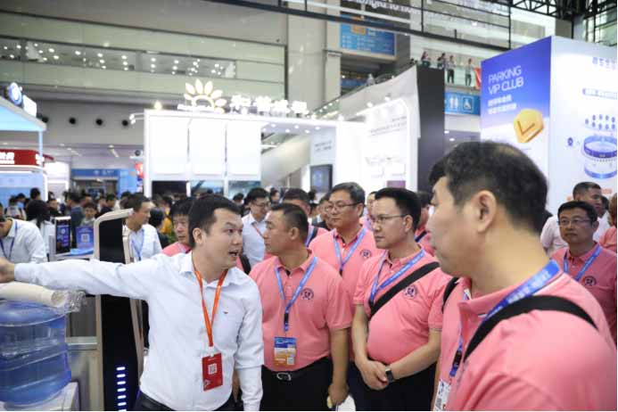 巡館領導和團隊的駐足交流