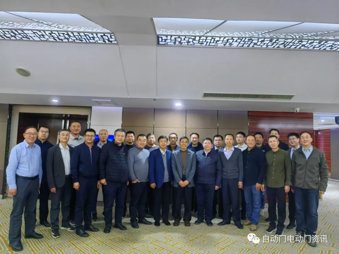 在北京西苑飯店召開了工業(yè)門設(shè)計(jì)與應(yīng)用研討會(huì)