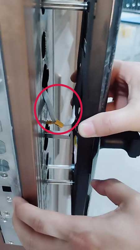 安裝時(shí)，一定要將線路塞入門(mén)內(nèi)，不要被面板壓住