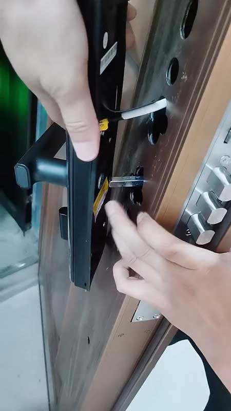 線路不要太過(guò)纏繞，也不要碰上天地鉤以免線路出錯(cuò)。