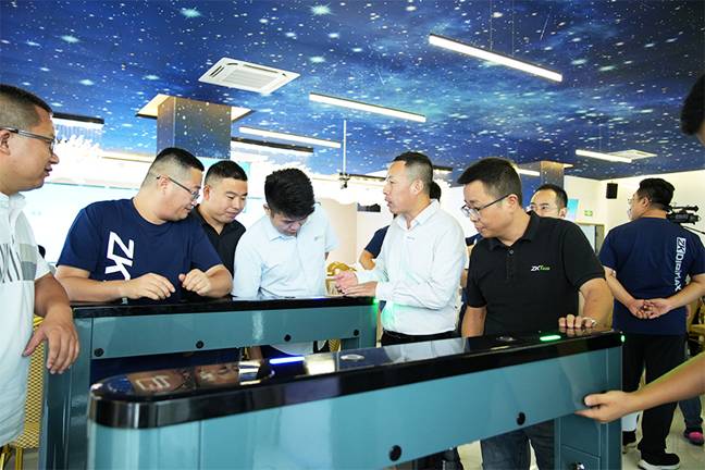 龍湖一號(hào)系列采用了圓弧經(jīng)典造型和回字形龍骨框架