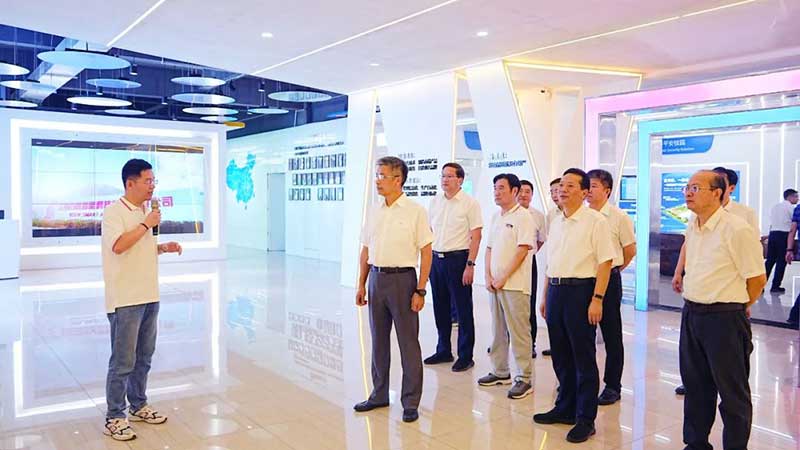 江西省委常委、常務(wù)副省長(zhǎng)任珠峰蒞臨百勝智能調(diào)研。