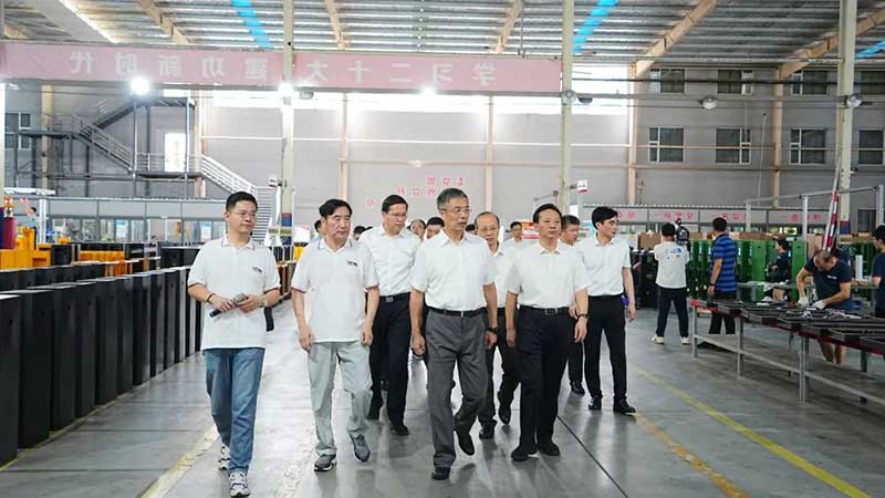 任珠峰常務(wù)副省長(zhǎng)看產(chǎn)品、進(jìn)車間、問(wèn)訴求