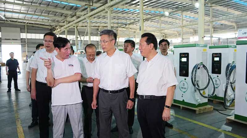 劉潤(rùn)根向調(diào)研團(tuán)重點(diǎn)介紹了百勝在數(shù)字化轉(zhuǎn)型、智能制造、智慧物聯(lián)方面的創(chuàng)新與應(yīng)用成果