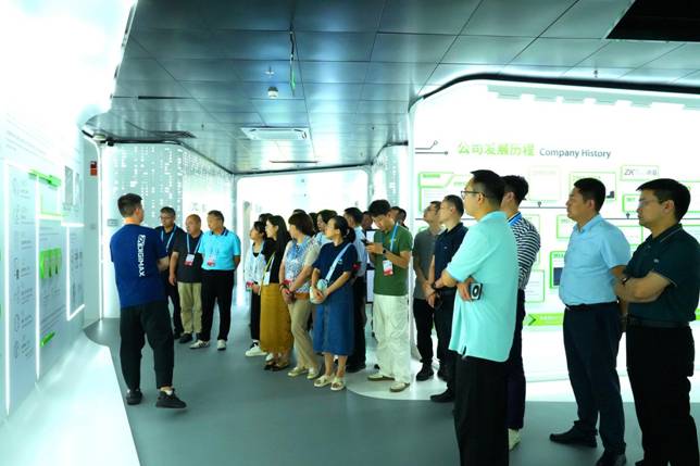 與會嘉賓在熵基科技數(shù)字化展廳