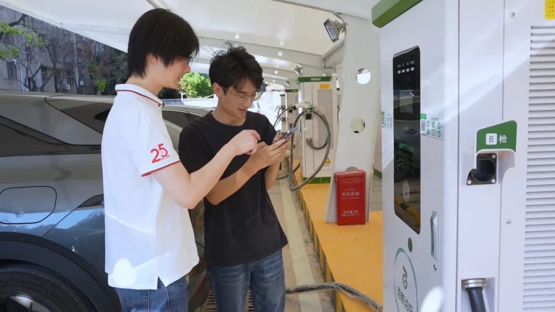 副總經(jīng)理劉子堯為第一位車主服務(wù)