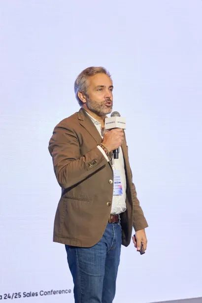 全球市場(chǎng)營(yíng)銷與商務(wù)卓越高級(jí)副總裁