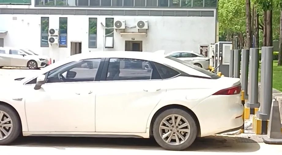 充電服務(wù)費(fèi)0.21元！樁補(bǔ)貼未發(fā)？充電場(chǎng)站繁榮的背后