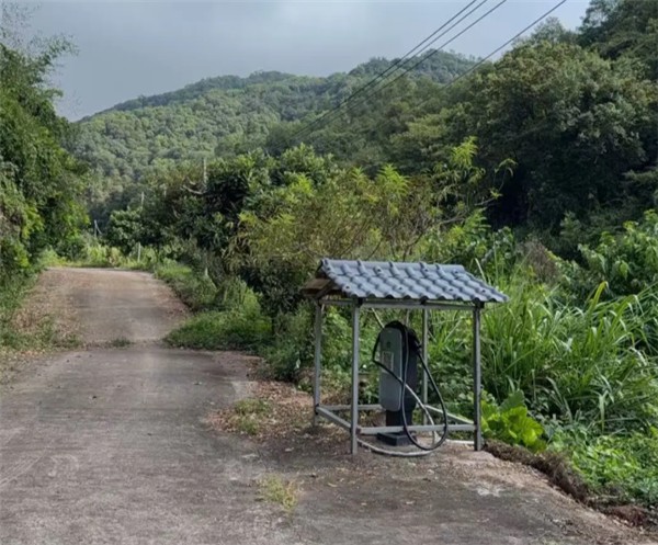 看看這個思路清奇的充電“螞蟻站”