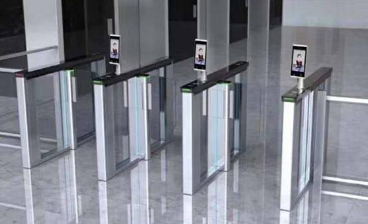 人臉識別測溫通道閘成公共場所長效防疫好幫手