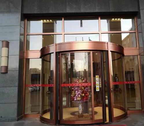 自動門舊貌換新顏迎接兩會委員