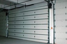 工業(yè)滑升門的電機(jī)特點