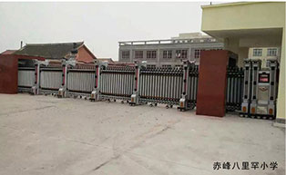 赤峰八里罕小學(xué)伸縮門工程案例 - 中出網(wǎng)-智能出入口與停車充電門戶