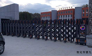 敦化市第九小學(xué)伸縮門工程案例 - 中出網(wǎng)-智能出入口與停車充電門戶