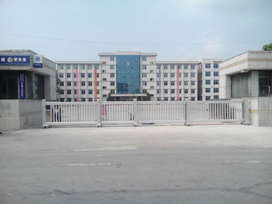 東豐三中伸縮門案例 - 中出網(wǎng)-智能出入口與停車充電門戶