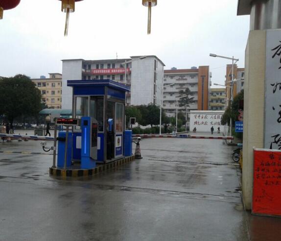 賀州學院道閘案例 - 中出網(wǎng)-智能出入口與停車充電門戶
