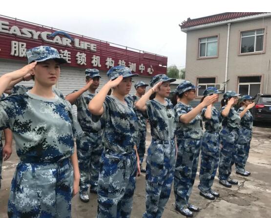 唱軍歌、站軍姿