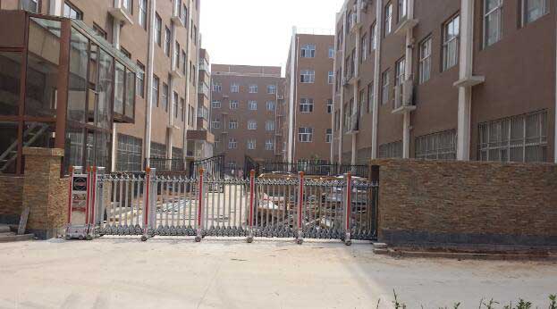 鹿泉開(kāi)發(fā)區(qū)伸縮門(mén)案例 - 中出網(wǎng)-智能出入口與停車(chē)充電門(mén)戶