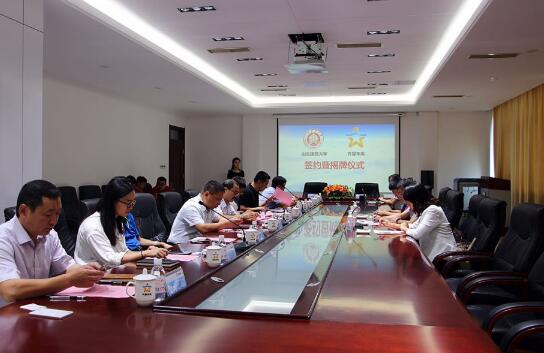 青島齊星車庫有限公司和山東建筑大學(xué)共建產(chǎn)學(xué)研合作基地