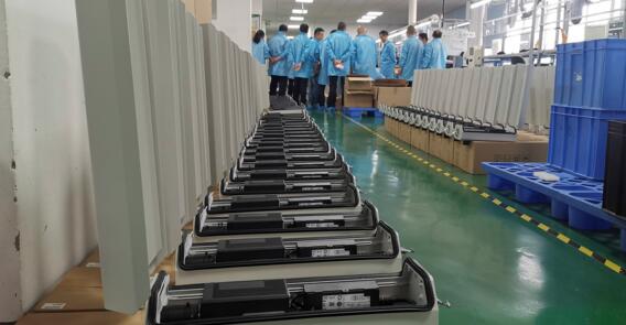 全體經銷商參觀了南寧生產中心