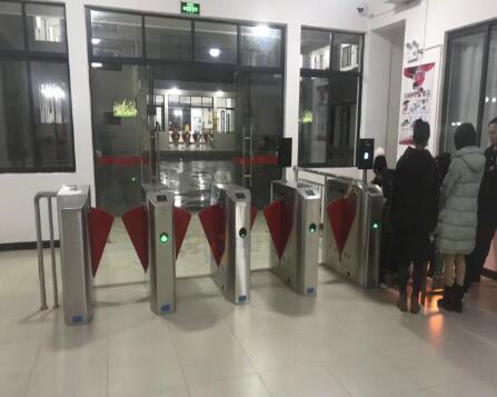 桂林旅游學(xué)院宿舍樓翼閘案例 - 中出網(wǎng)-智能出入口與停車充電門戶