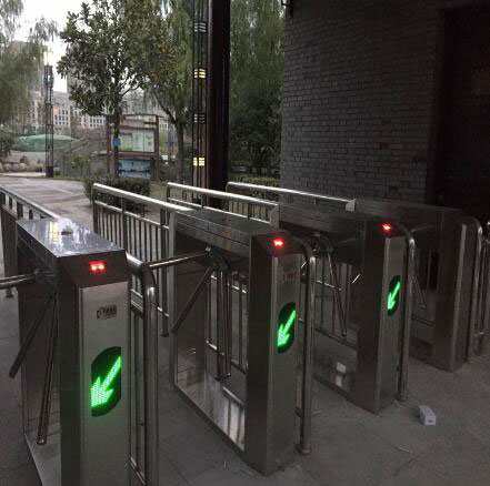 寧波第一學(xué)堂三輥閘檢票系統(tǒng)案例 - 中出網(wǎng)-智能出入口與停車充電門(mén)戶