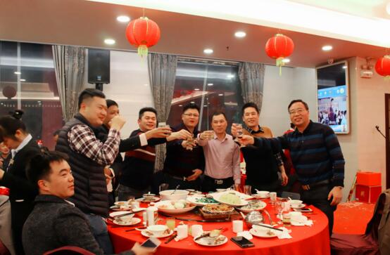 劉總與合作伙伴舉杯合影