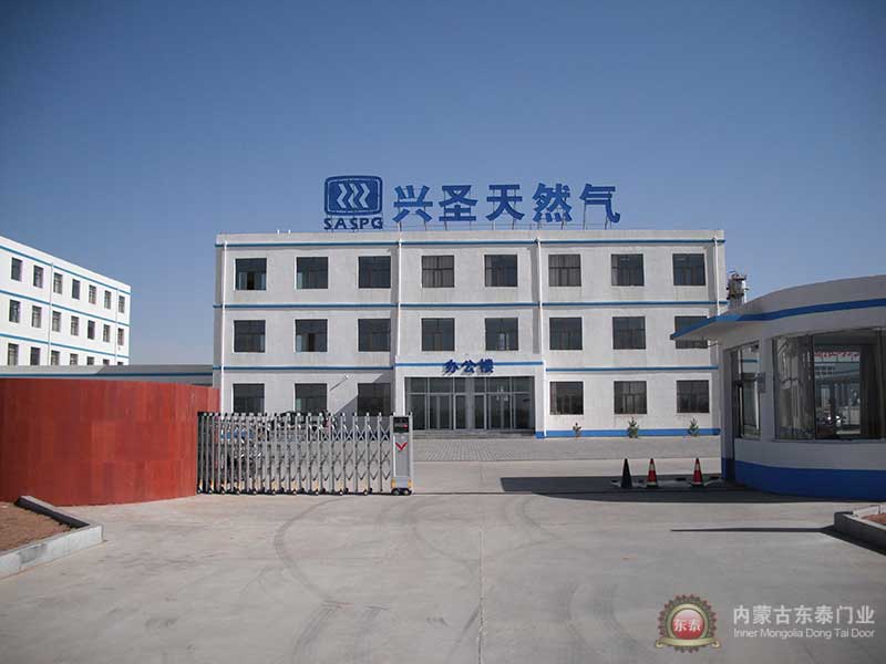 興圣天燃?xì)馐┕ど炜s門案例 - 中出網(wǎng)-智能出入口與停車充電門戶