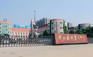 河北定興第三中學(xué)伸縮門案例