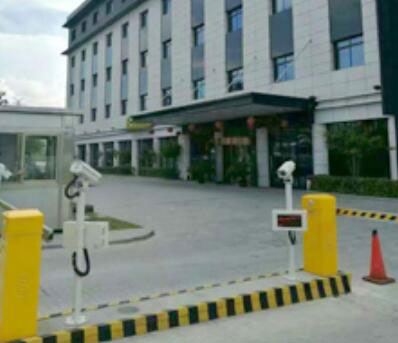 上海森景大酒店車牌識別系統(tǒng)案例 - 中出網(wǎng)-智能出入口與停車充電門戶