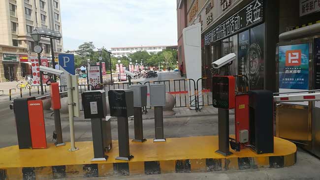 銀川新華聯(lián)廣場車牌識別系統(tǒng)案例 - 中出網(wǎng)-智能出入口與停車充電門戶