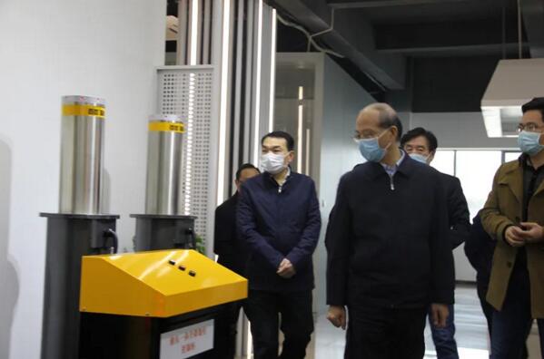 省委常委、副省長吳曉軍點(diǎn)贊百勝自動升降地柱，廣闊市場，大有可為！