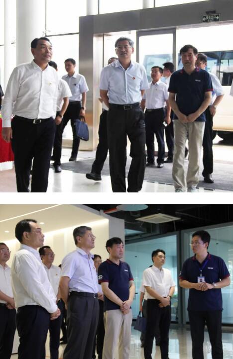 公司劉潤(rùn)根董事長(zhǎng)、銷(xiāo)售部部長(zhǎng)鄭鴻安向省紀(jì)委書(shū)記馬森述介紹公司情況