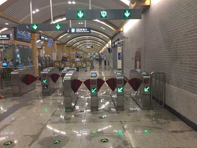 北京7號(hào)線通道閘案例 - 中出網(wǎng)-智能出入口與停車充電門戶