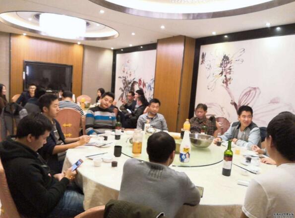 就餐現(xiàn)場(chǎng) 大家把酒迎歡 其樂融融