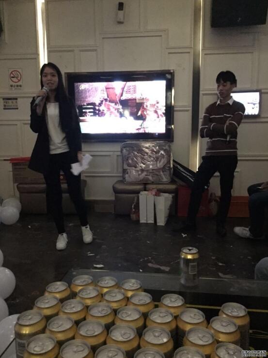 主持人宣布年會(huì)開始